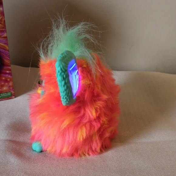 Furby Coral Interactive Singing Toy with Colorful Fur 2023 - Picture 4 of 8